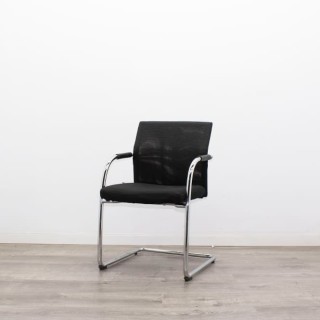Silla confidente negra con respaldo de malla en negro 2