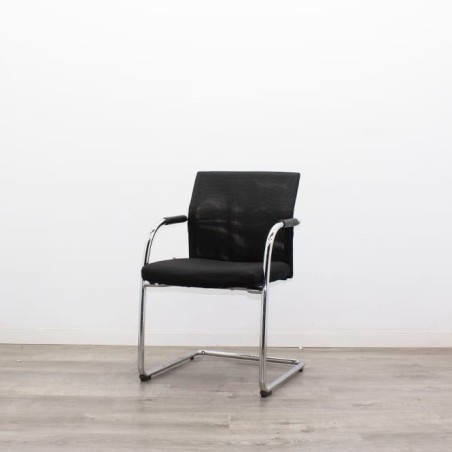 Silla confidente negra con respaldo de malla en negro