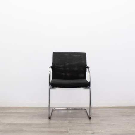Silla confidente negra con respaldo de malla en negro
