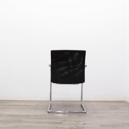 Silla confidente negra con respaldo de malla en negro