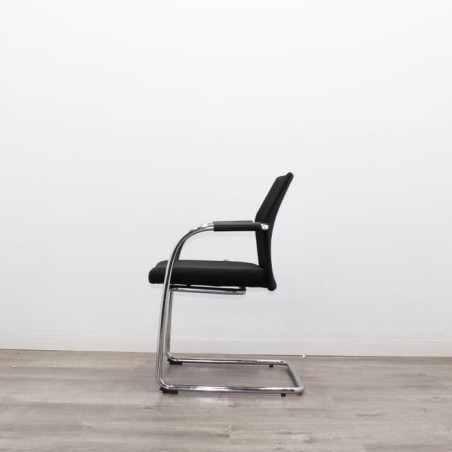 Silla confidente negra con respaldo de malla en negro