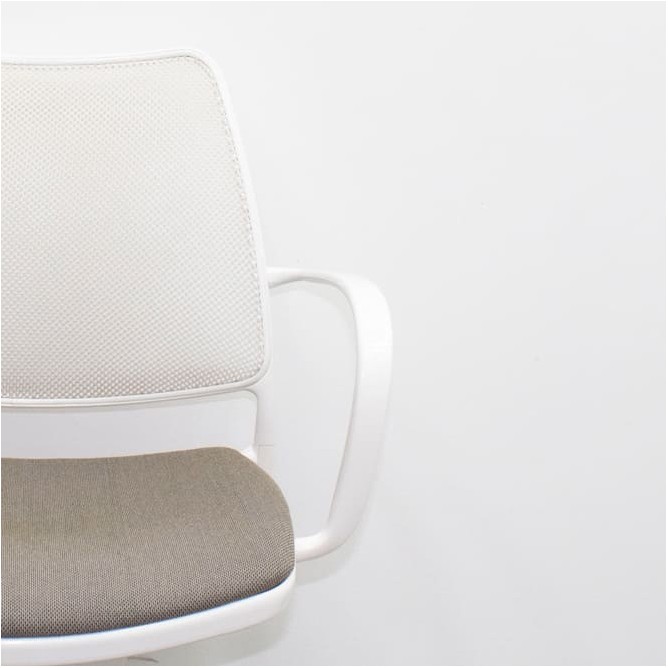 Silla confidente giratoria con topes en gris y blanco
