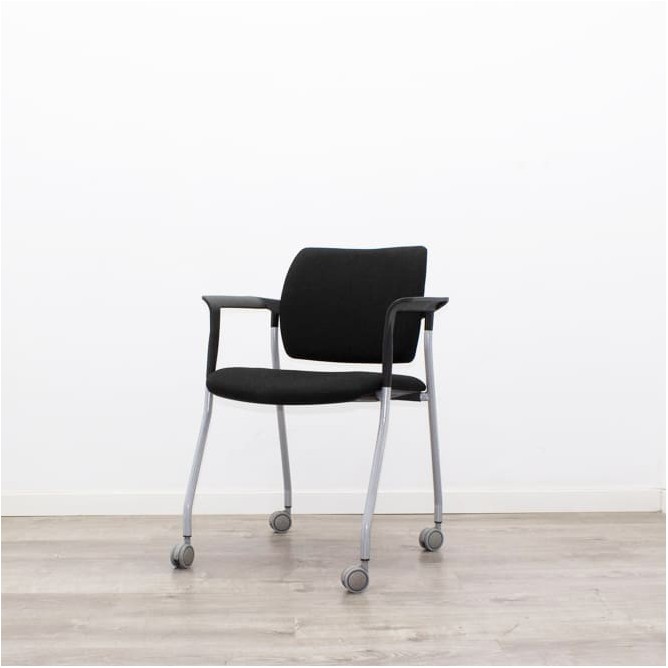 Silla confidente con ruedas tapizado en negro