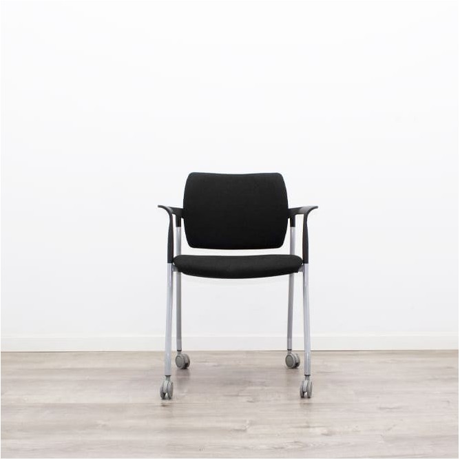 Silla confidente con ruedas tapizado en negro