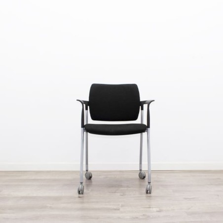 Silla confidente con ruedas tapizado en negro