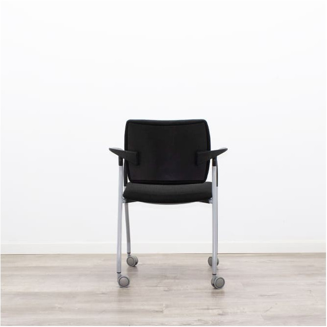 Silla confidente con ruedas tapizado en negro