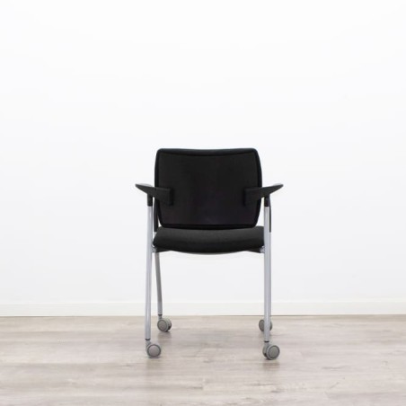 Silla confidente con ruedas tapizado en negro