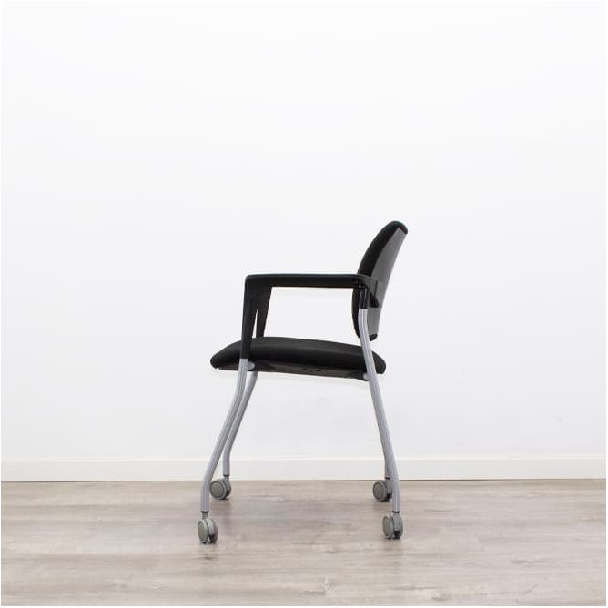 Silla confidente con ruedas tapizado en negro