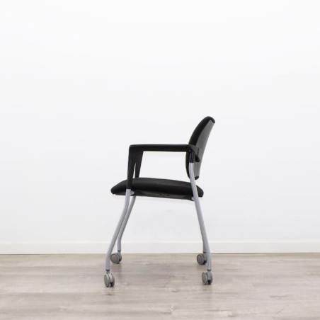 Silla confidente con ruedas tapizado en negro