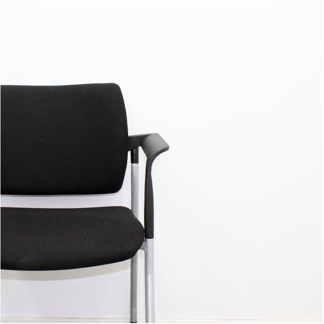 Silla confidente con ruedas tapizado en negro - Mercaoficina