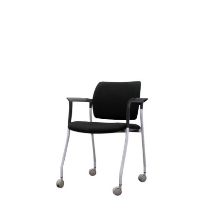 Silla confidente con ruedas tapizado en negro
