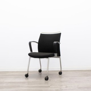 Silla confidente con ruedas tapizado en negro estructura gris 2