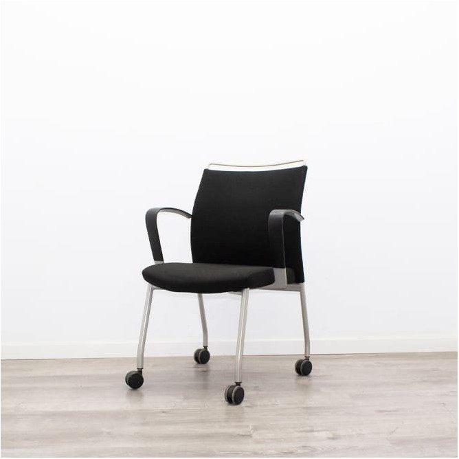 Silla confidente con ruedas tapizado en negro estructura gris