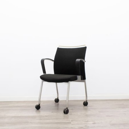 Silla confidente con ruedas tapizado en negro estructura gris