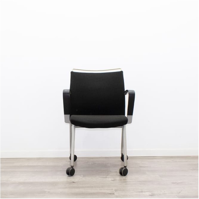 Silla confidente con ruedas tapizado en negro estructura gris