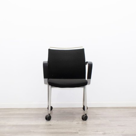 Silla confidente con ruedas tapizado en negro estructura gris