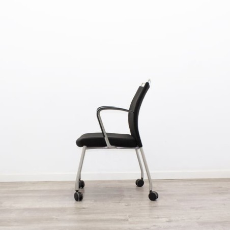 Silla confidente con ruedas tapizado en negro estructura gris