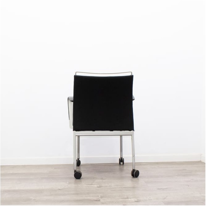 Silla confidente con ruedas en negro estructura gris - Mercaoficina
