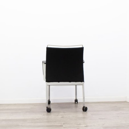 Silla confidente con ruedas en negro estructura gris - Mercaoficina