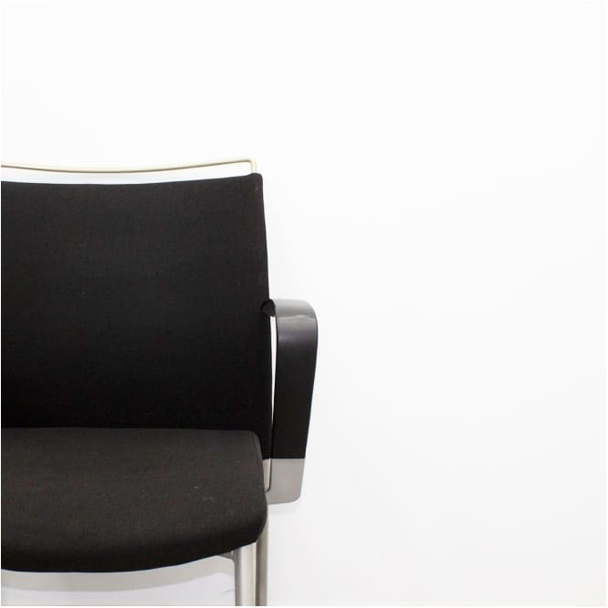 Silla confidente con ruedas tapizado en negro estructura gris