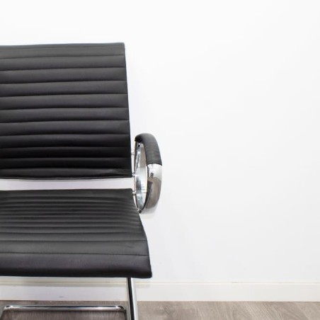 Silla confidente en napel negro con brazos