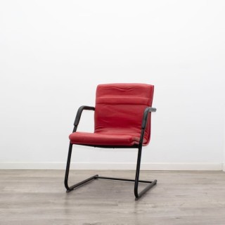 Silla confidente en napel rojo y estructura negra 2