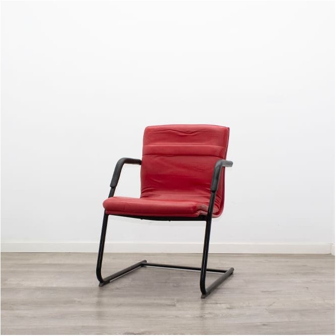 Silla confidente en napel rojo y estructura negra