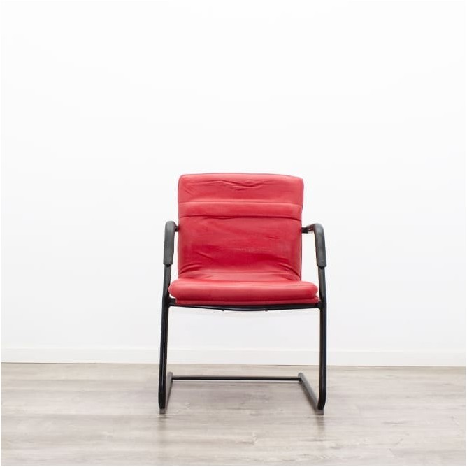 Silla confidente en napel rojo y estructura negra