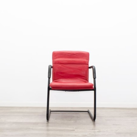 Silla confidente en napel rojo y estructura negra