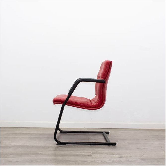 Silla confidente en napel rojo y estructura negra