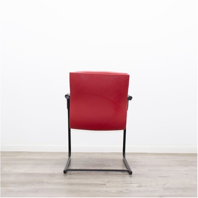 Silla confidente en napel rojo y estructura negra