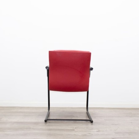 Silla confidente en napel rojo y estructura negra