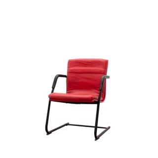 Silla confidente en napel rojo y estructura negra