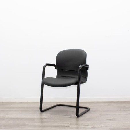 Silla confidente en napel negro base patín negra