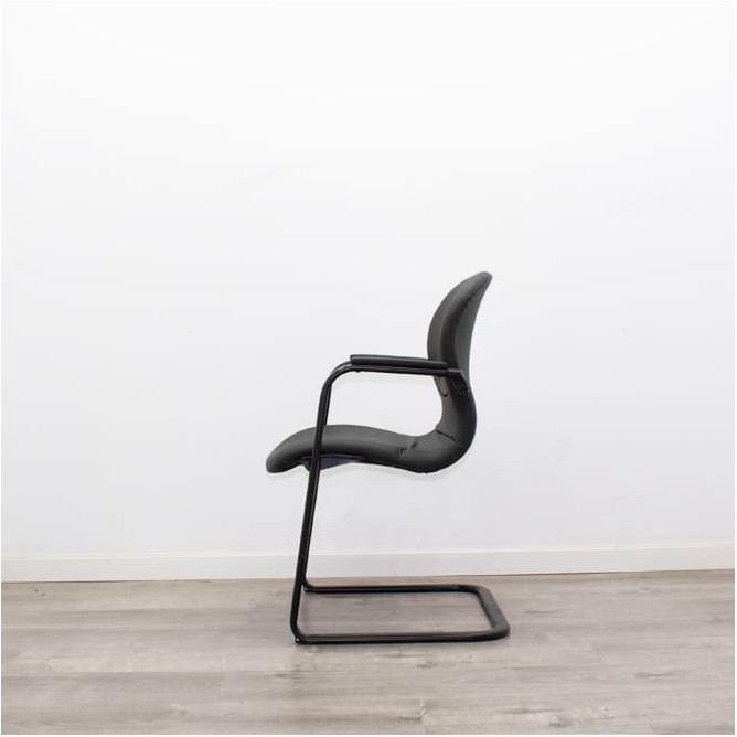 Silla confidente en napel negro base patín negra