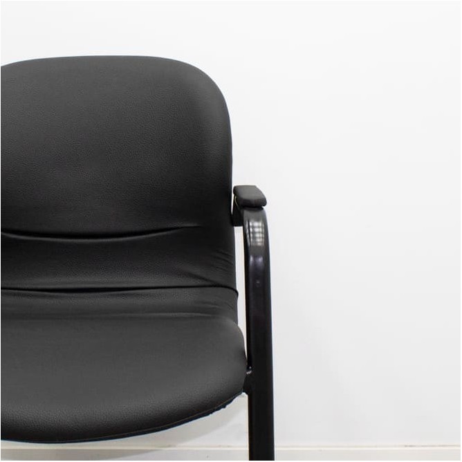 Silla confidente en napel negro base patín negra