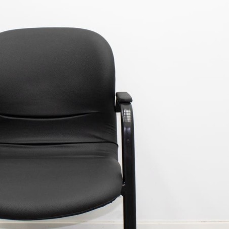 Silla confidente en napel negro base patín negra
