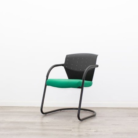 Silla confidente en verde y negro con respaldo polipropileno