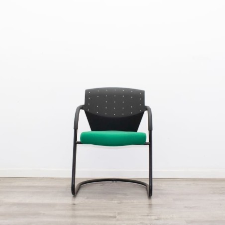 Silla confidente en verde y negro con respaldo polipropileno