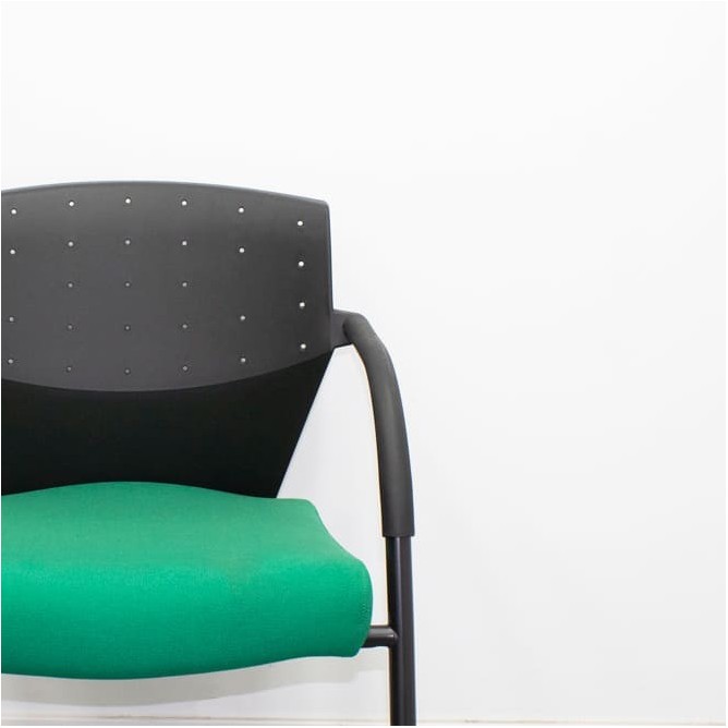 Silla confidente en verde y negro con respaldo polipropileno