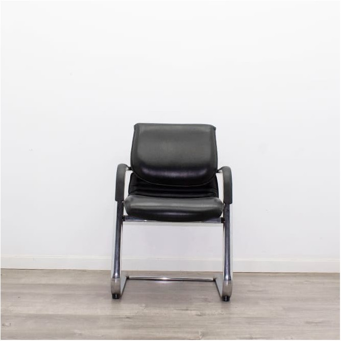 Silla confidente en napel negro y estructura cromado