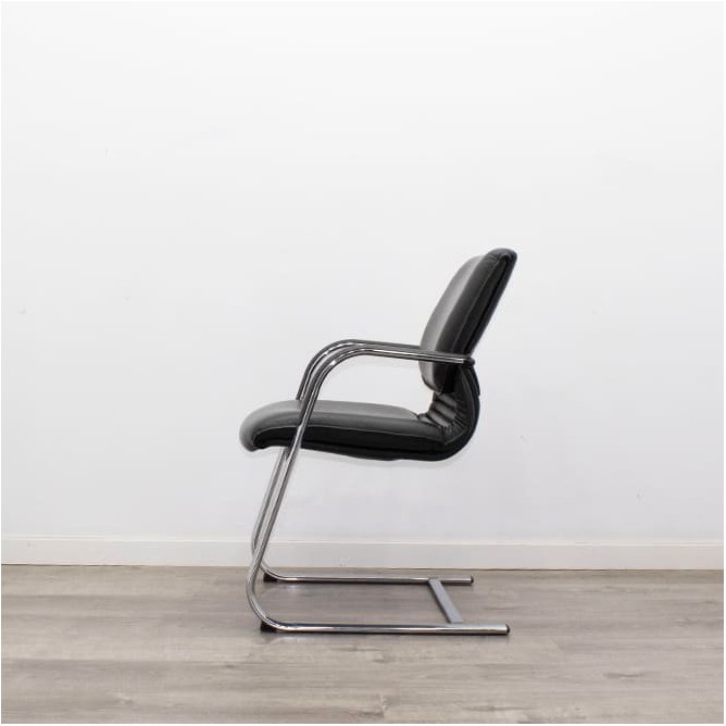 Silla confidente en napel negro y estructura cromado