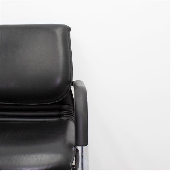Silla confidente en napel negro y estructura cromado
