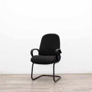 Silla confidente en tela negra y estructura negra 2
