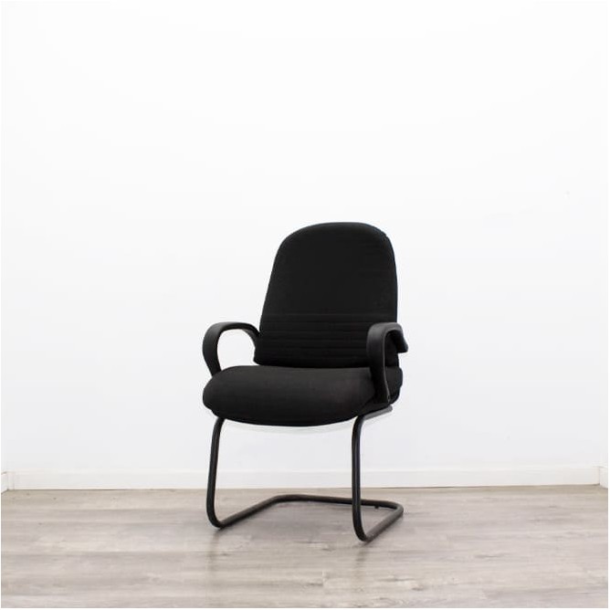 Silla confidente en tela negra y estructura negra