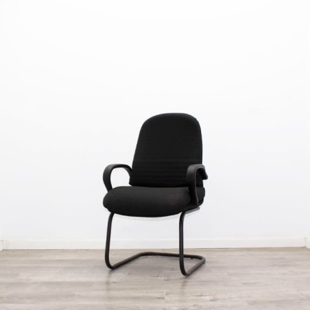 Silla confidente en tela negra y estructura negra
