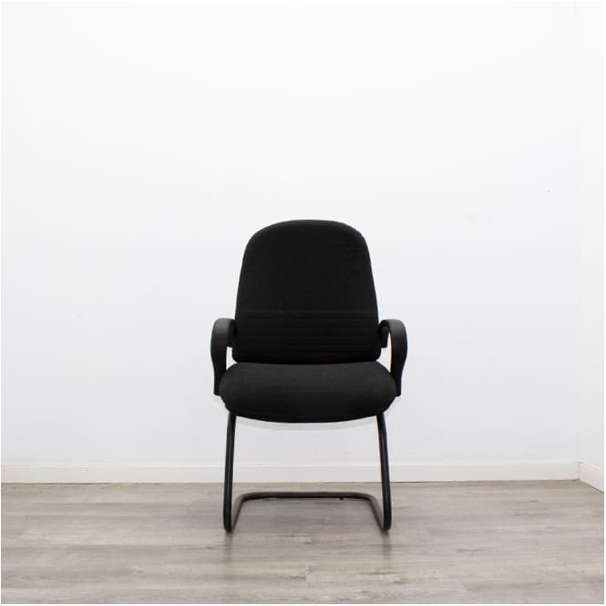 Silla confidente en tela negra y estructura negra