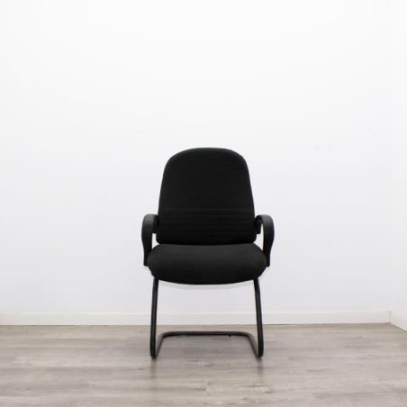 Silla confidente en tela negra y estructura negra