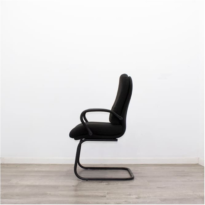 Silla confidente en tela negra y estructura negra - Mercaoficina