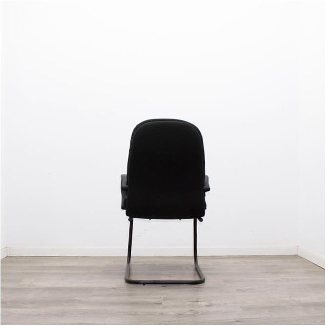 Silla confidente en tela negra y estructura negra - Mercaoficina